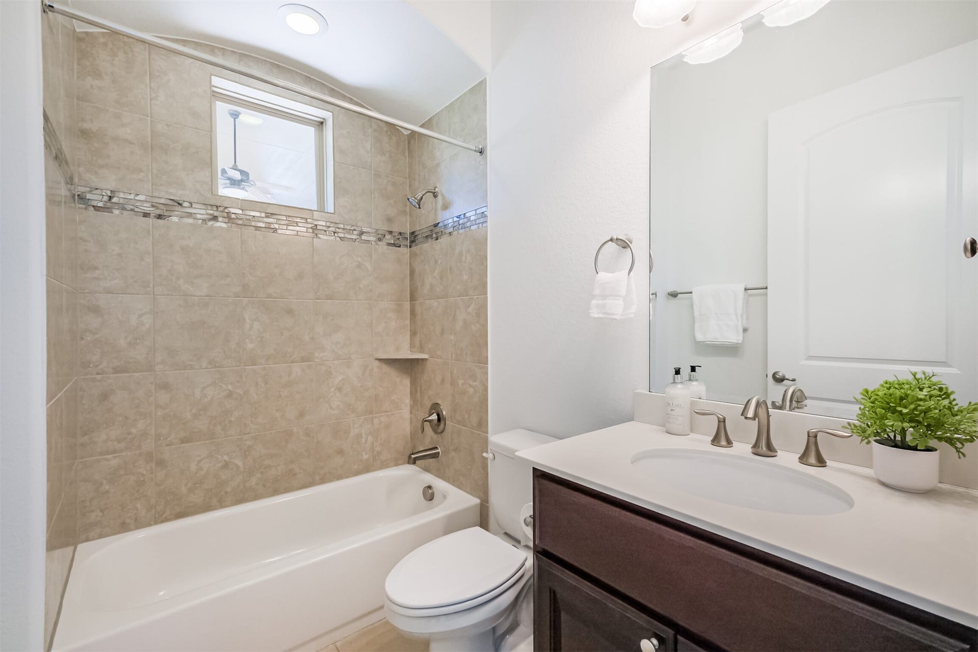 10 Silent Way Drive, Sugar Land, TX 77498 Private ensuite for the study/secondary bedroom