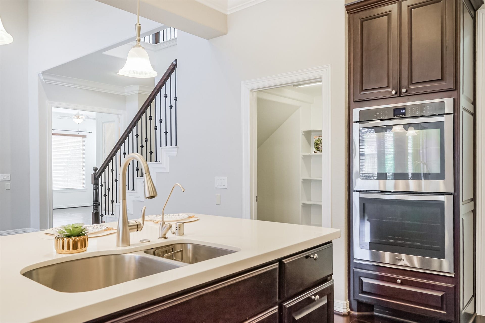 10 Silent Way Drive, Sugar Land, TX 77498 Gleaming stainless steel double ovens and spacious walk-in pantry.