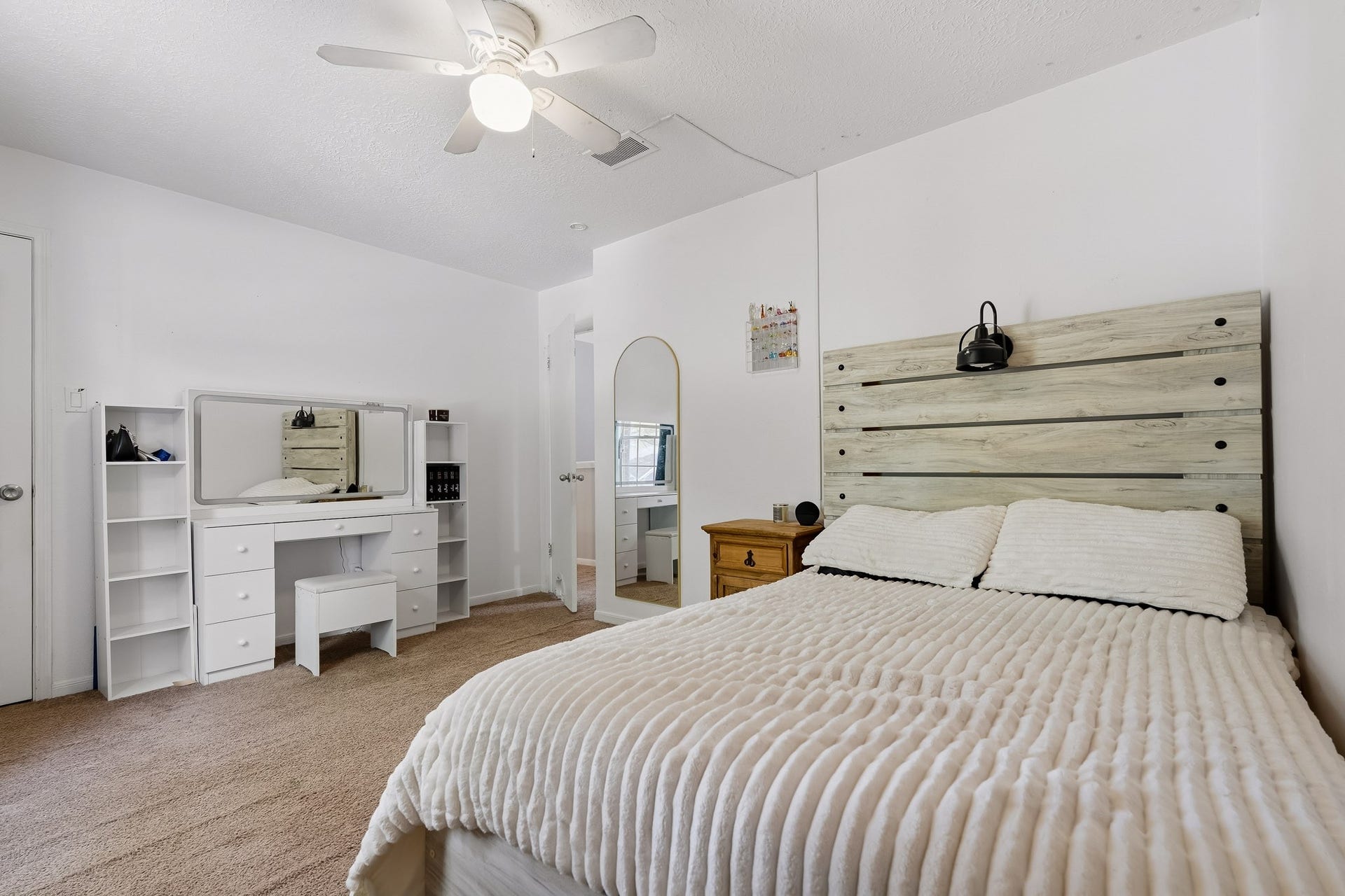 4811 Red Lantern Drive, Friendswood, TX 77546 Spacious bedroom with a cozy ambiance