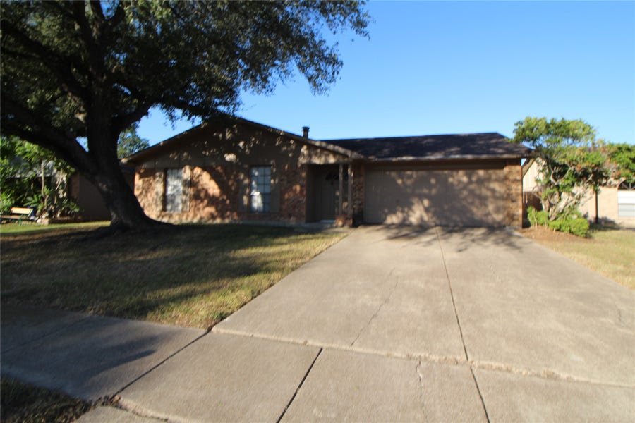 Property photo for 5327 Karenbeth Drive Drive, Houston, TX