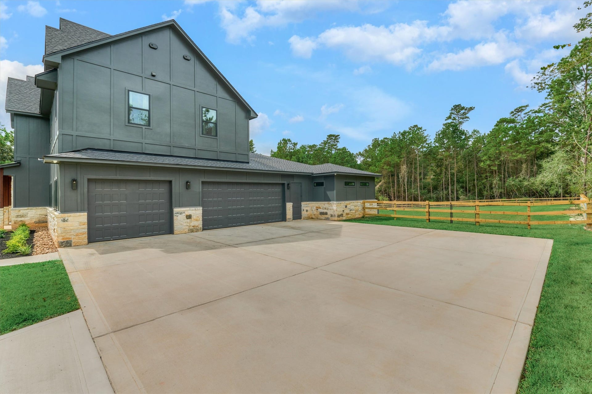 8616 Grand Lake Estates Drive, Montgomery, TX 77316 Expansive motor court offers plenty of additional parking and leads to the oversized 3-car garage, complete with a 30-amp EV charging outlet.