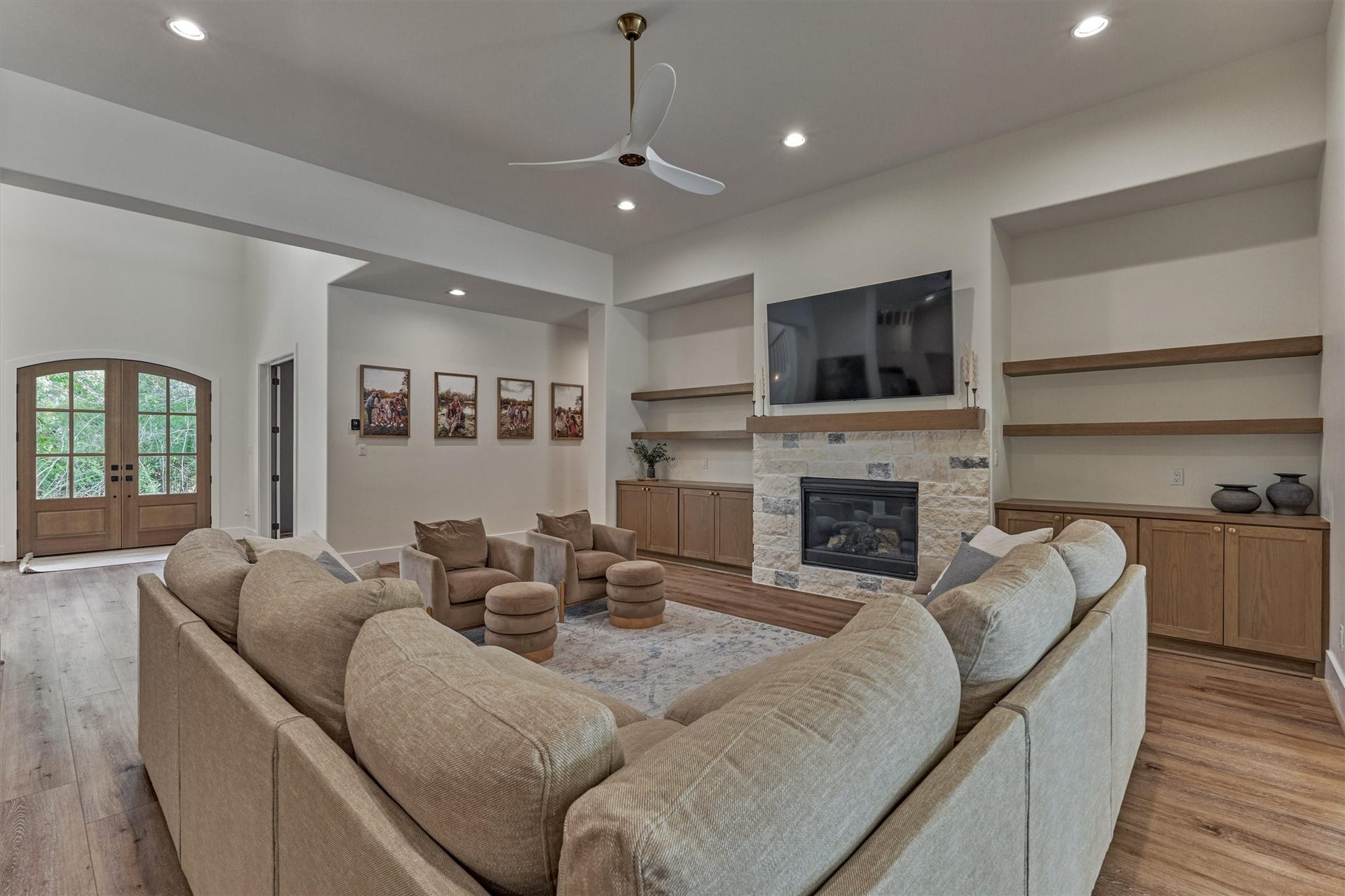 8616 Grand Lake Estates Drive, Montgomery, TX 77316 Grand den boasts abundant space for casual everyday living and effortless entertaining, with plenty of room to host gatherings of any size!