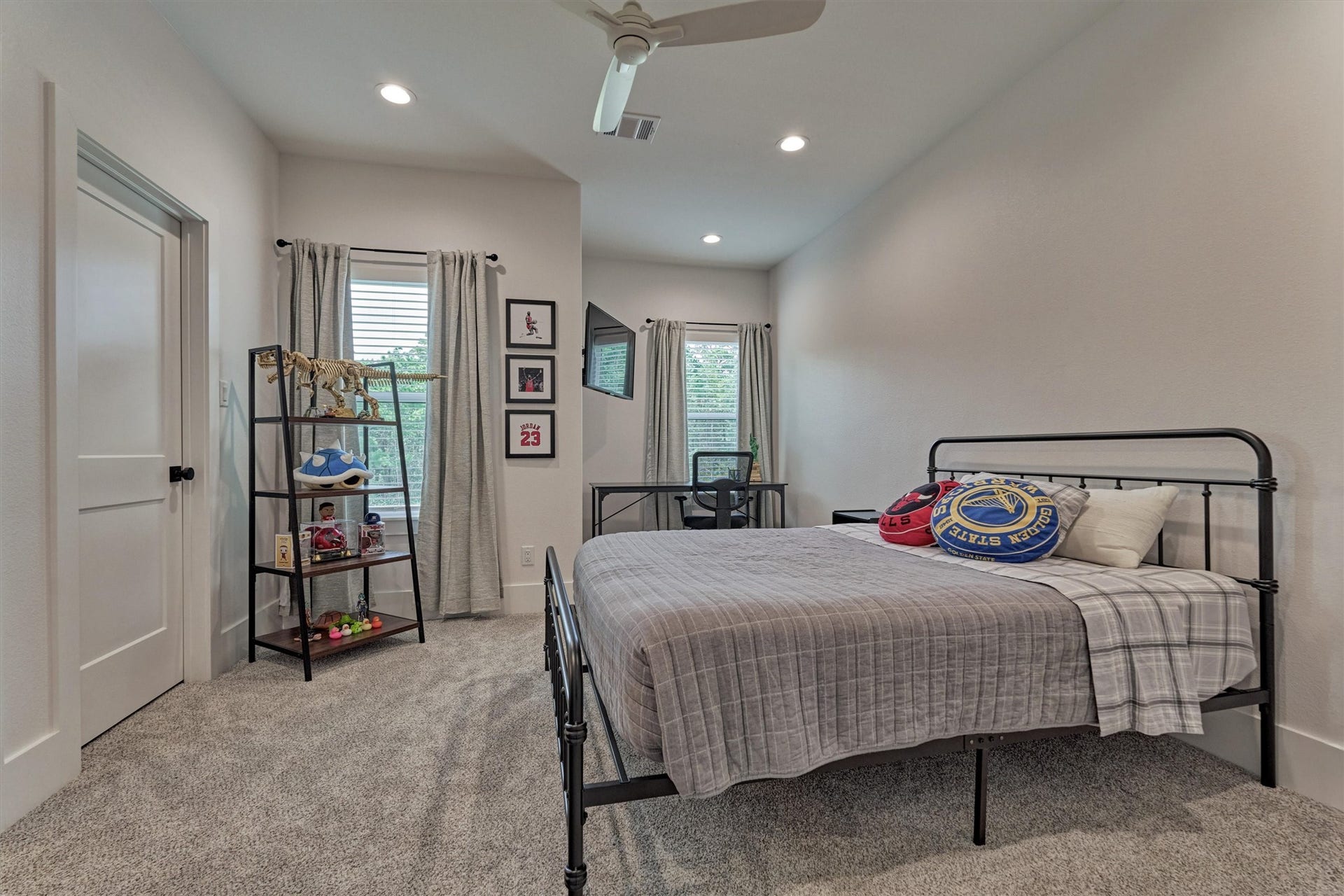 8616 Grand Lake Estates Drive, Montgomery, TX 77316 Secondary Bedroom #5 offers generous space, abundant natural light, and a spacious walk-in closet.