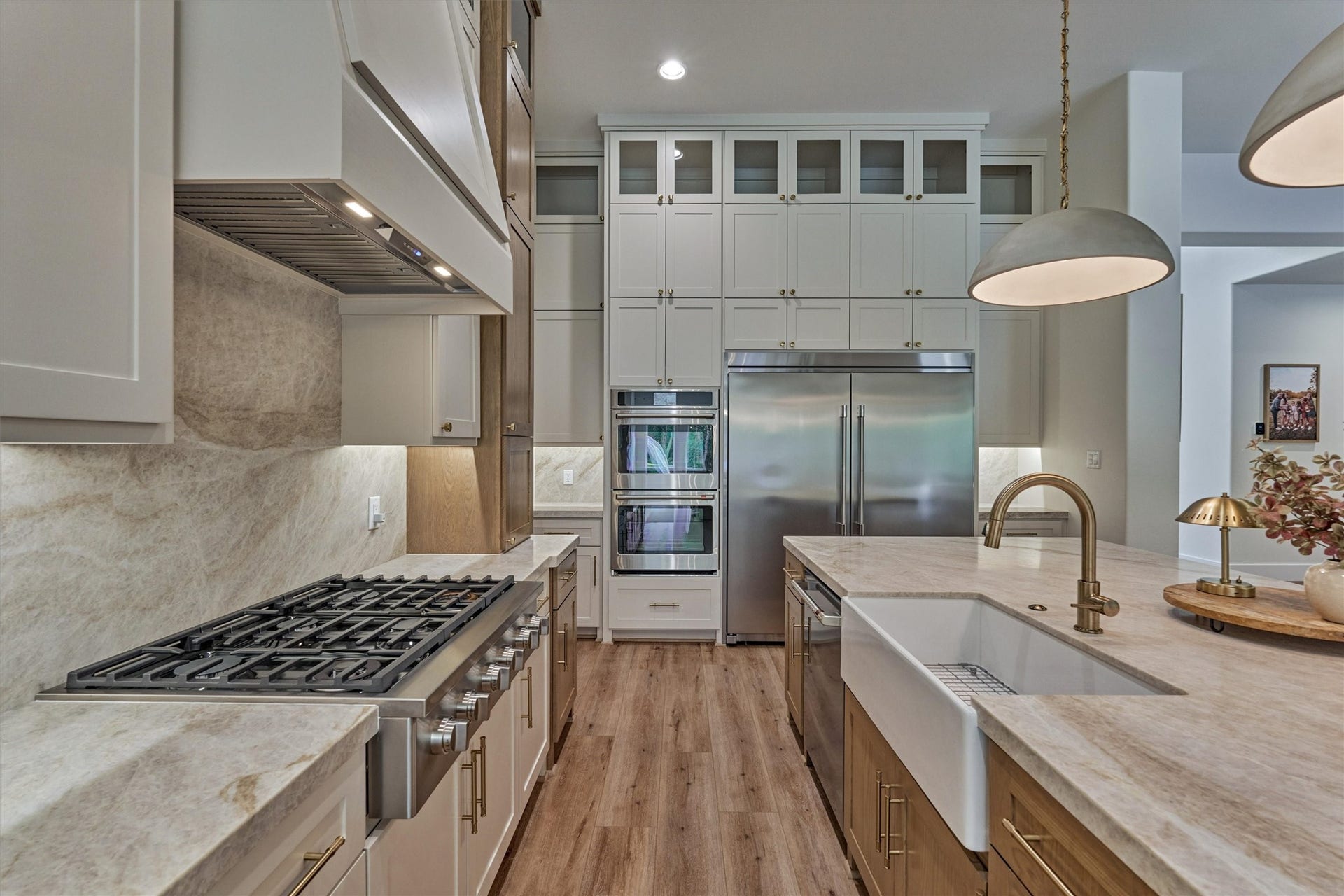 8616 Grand Lake Estates Drive, Montgomery, TX 77316 Entertaining comes easy in this gourmet kitchen, complete with a 6-burner gas cooktop, apron sink, under-cabinet lighting, and more. Take note of the meticulously selected hardware and thoughtful details throughout.