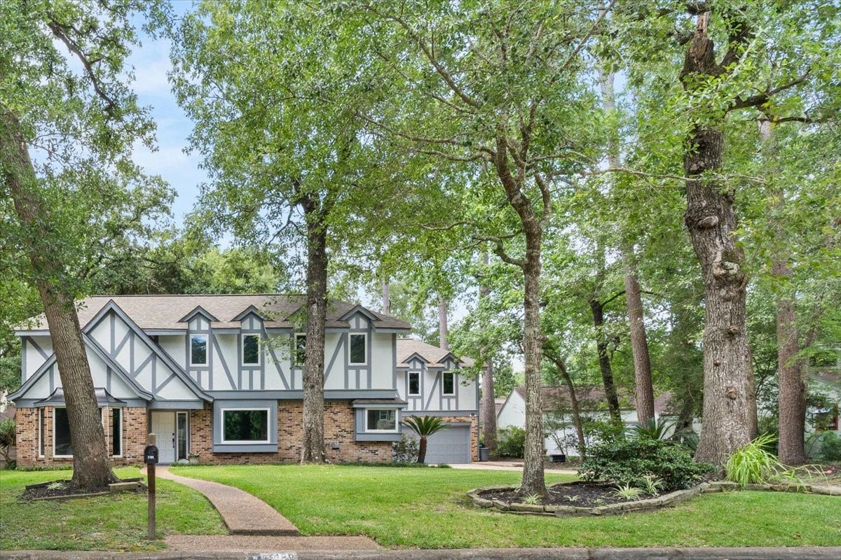 This charming home, surrounded by
mature trees, with easy access to Woodland
Hills/Kingwood Drive could be yours today. Enjoy a short walk to the
pool and park, and a quick drive to grocery stores,
shopping, and dining.