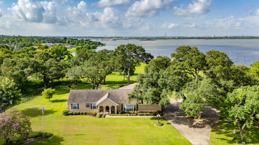 Property photo for 111 S 8th Street, Highlands, TX