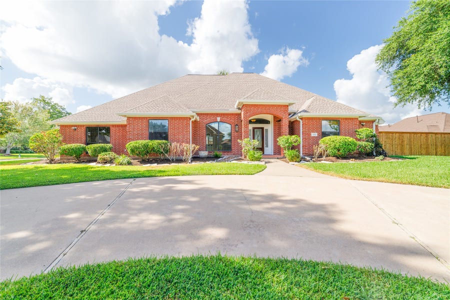 Property photo for 203 Canyon Oak Drive, Lake Jackson, TX