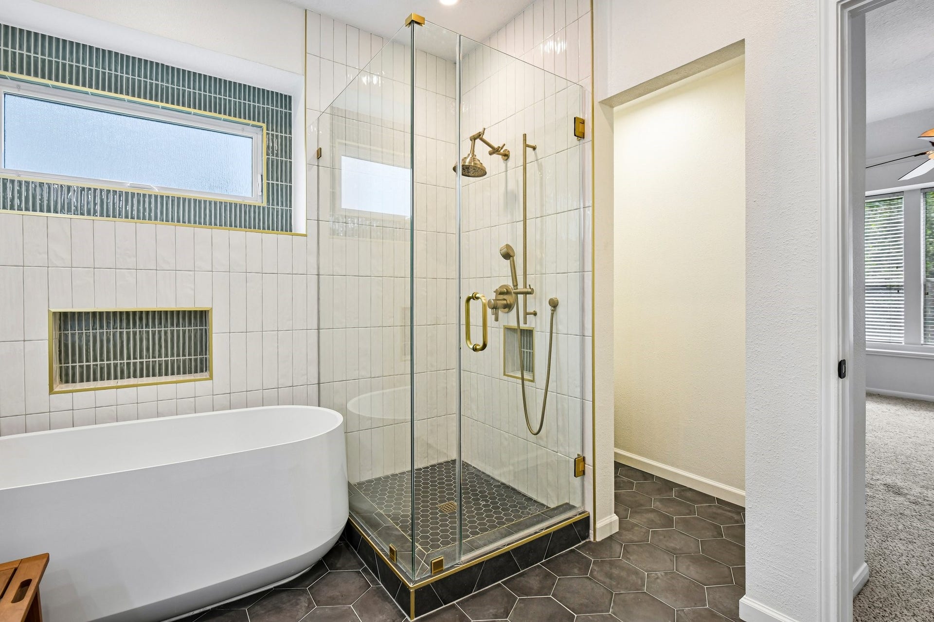 14010 Hazel Ridge Court, Houston, TX 77062 Free-standing Tub