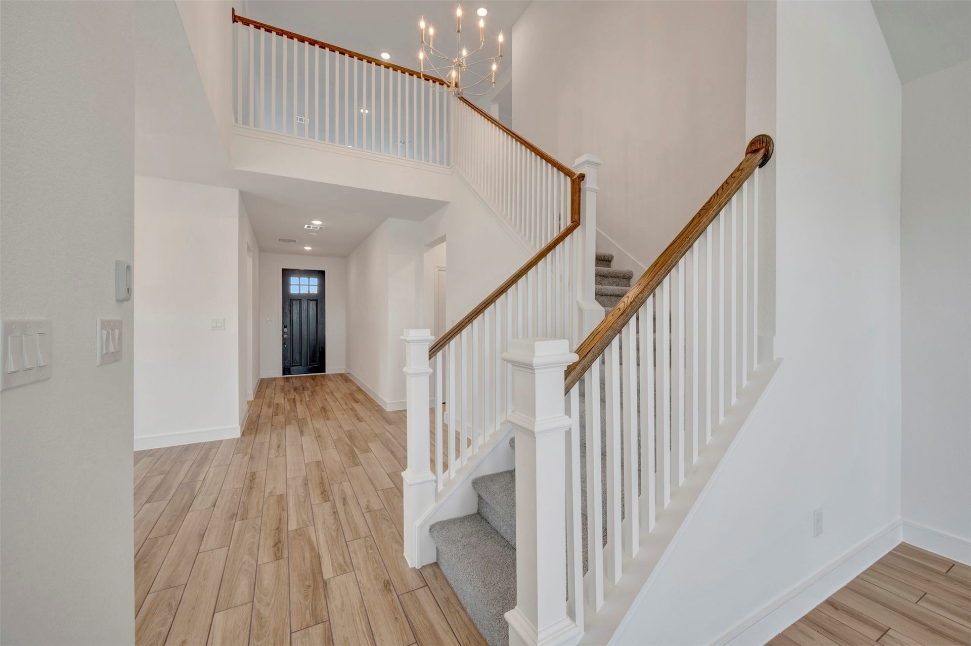 Welcoming foyer (*Photo not of actual home and used for illustration purposes only.)