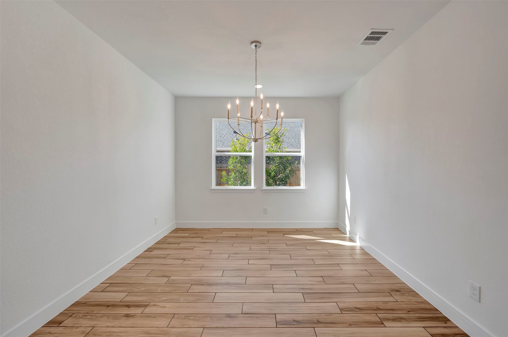 Elegant dining room (*Photo not of actual home and used for illustration purposes only.)