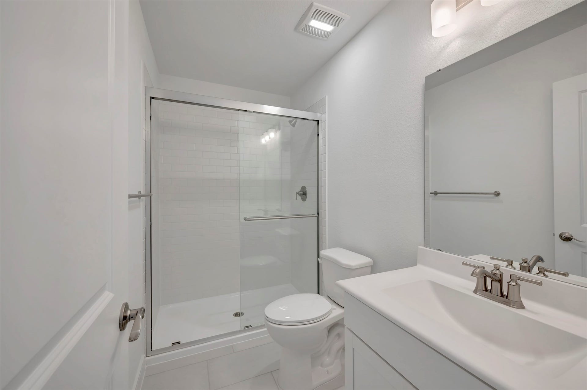 Hall bath (*Photo not of actual home and used for illustration purposes only.)