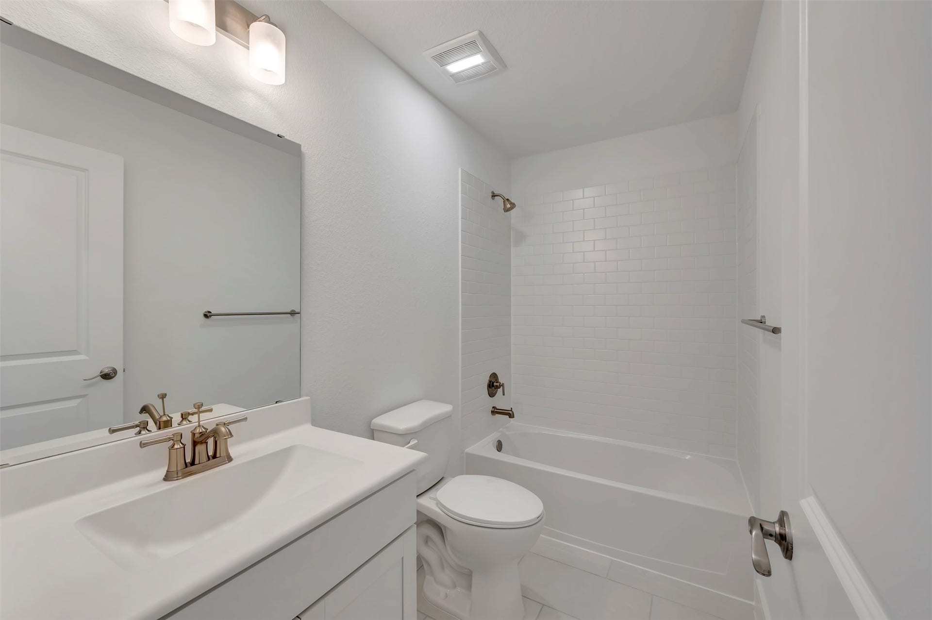 Hall bath 2 (*Photo not of actual home and used for illustration purposes only.)
