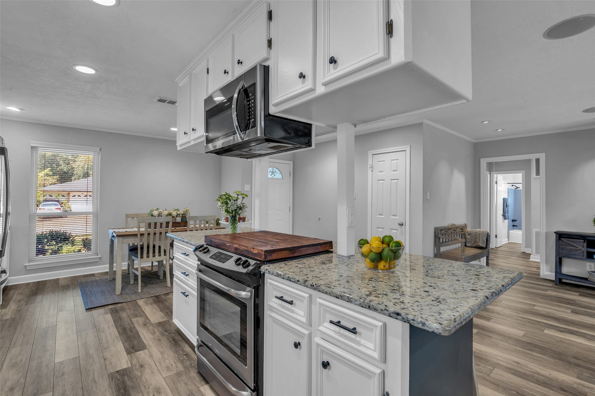 5511 Hialeah Drive, Houston, TX 77092 Cook while engaging with friends or family in your new space!