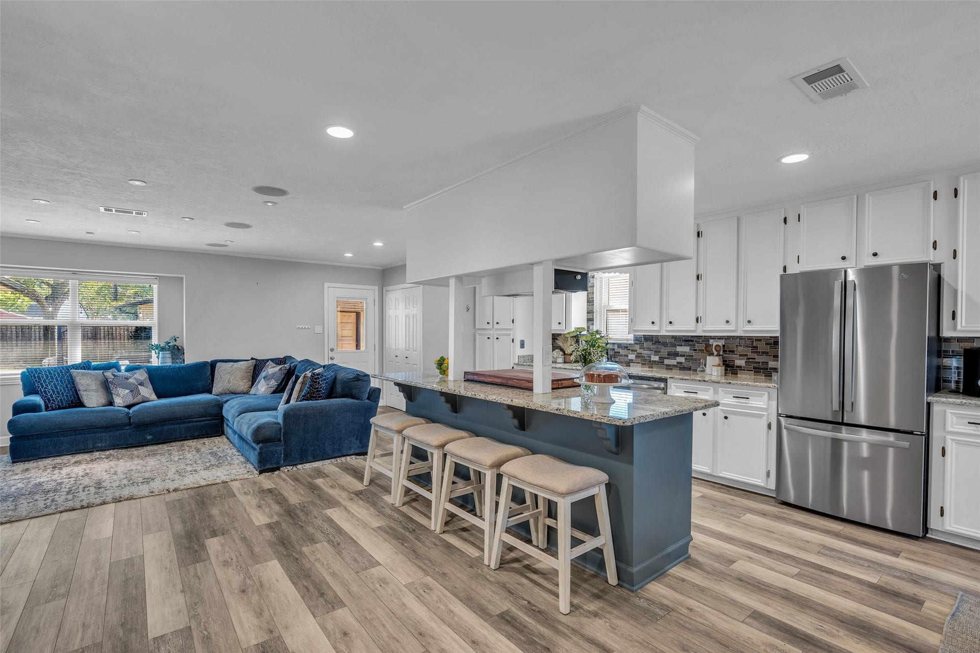 5511 Hialeah Drive, Houston, TX 77092 This home is full of natural light and brightened up with a professional grade lighting system as well!