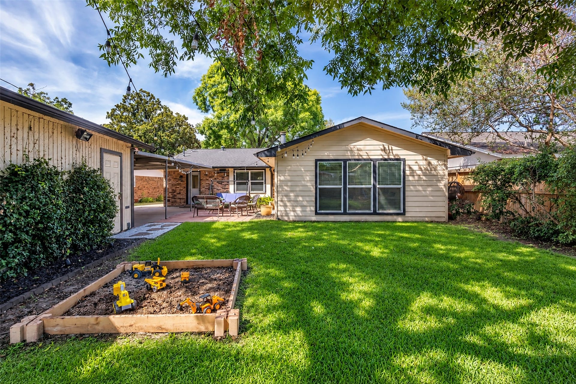 5511 Hialeah Drive, Houston, TX 77092 Plenty of space for activities!
