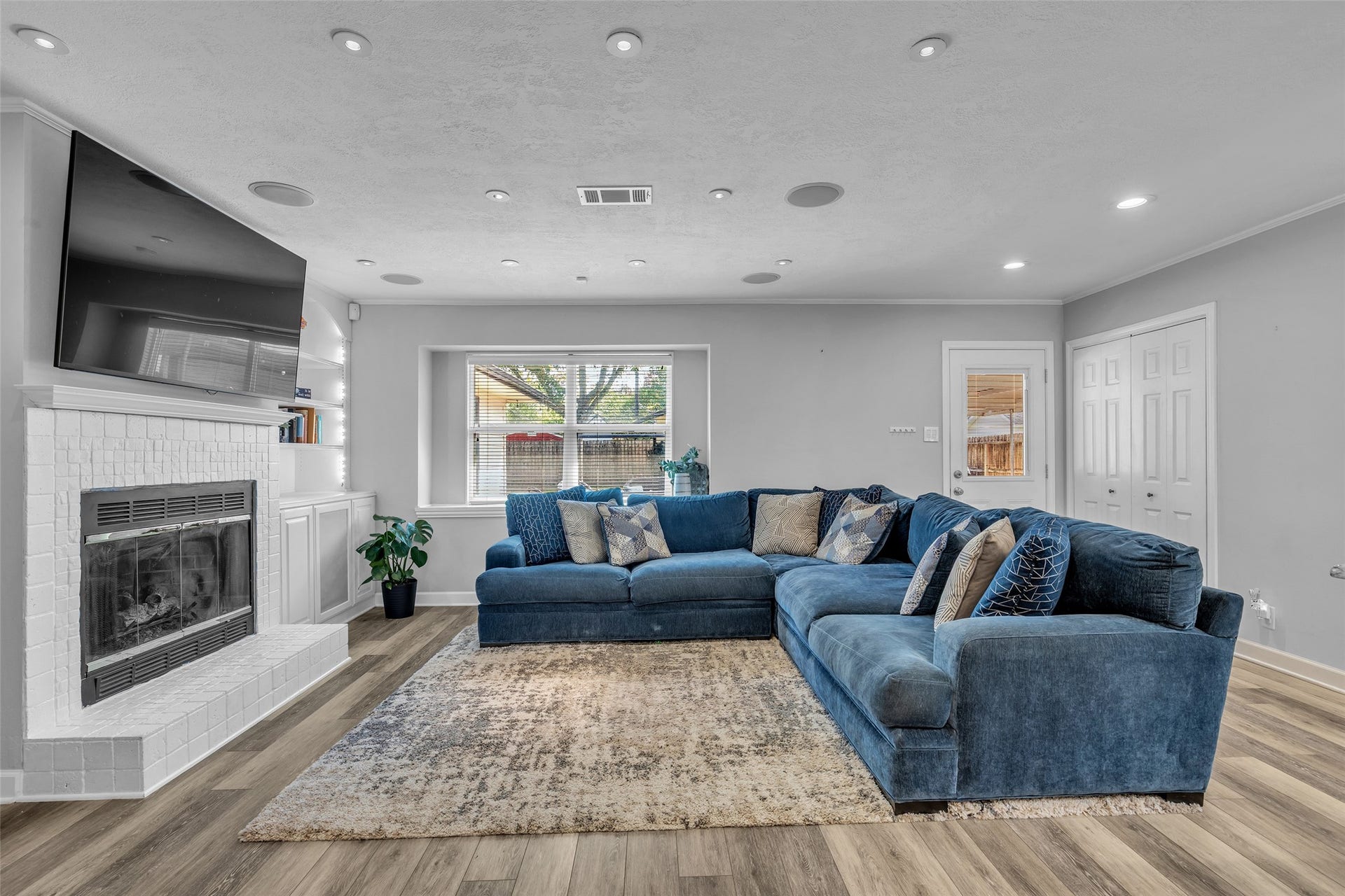5511 Hialeah Drive, Houston, TX 77092 The living room is large and spacious, and is also wired for surround sound.