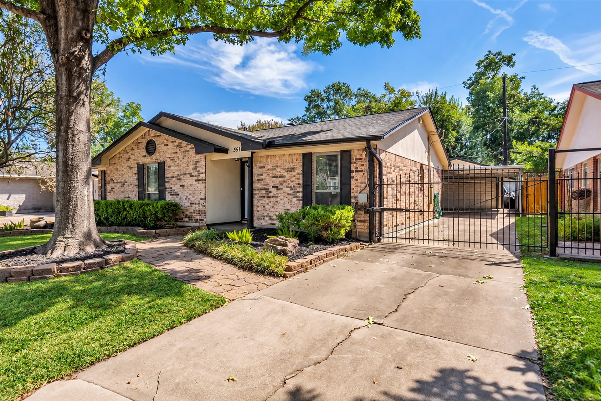 5511 Hialeah Drive, Houston, TX 77092 Minutes away from 290 and 610 make this home a commuter's dream!