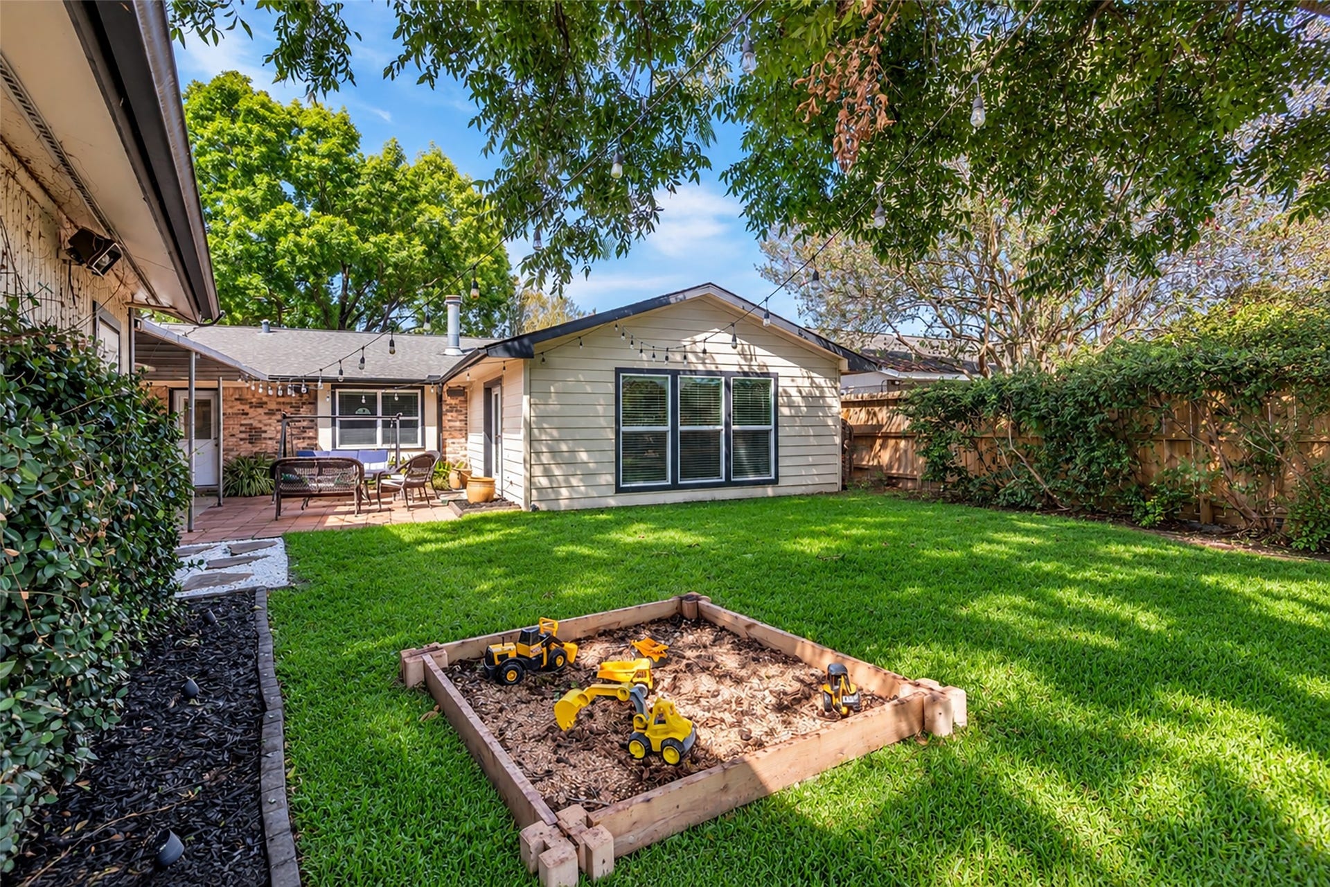 5511 Hialeah Drive, Houston, TX 77092 Even with the over sized garage, you have a massive yard!