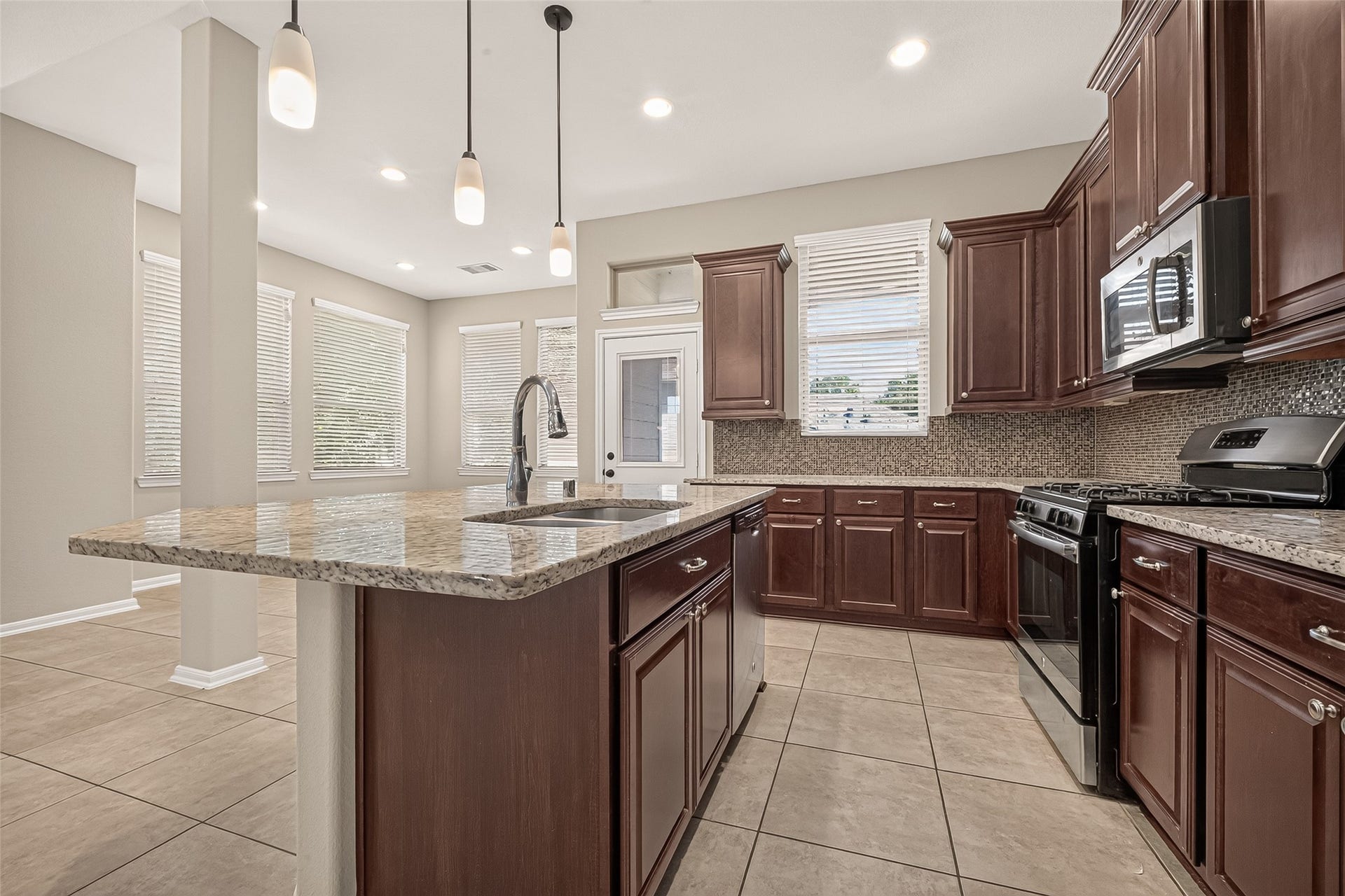 186 Biltmore Loop, Montgomery, TX 77316 186 Biltmore Loop, Montgomery, TX 77316