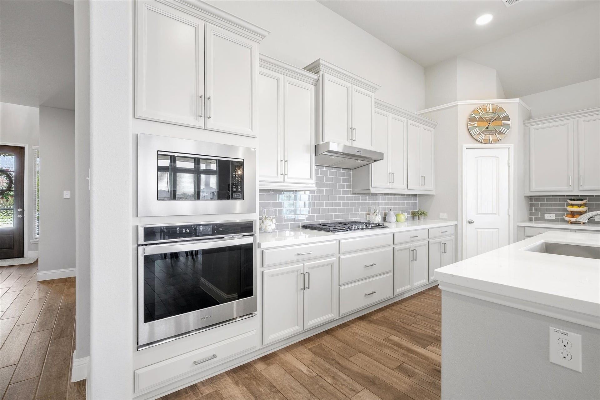 9034 Japonica Drive, Rosenberg, TX 77469 Are you Team Light & Bright Kitchen or Team Moody & Dark?