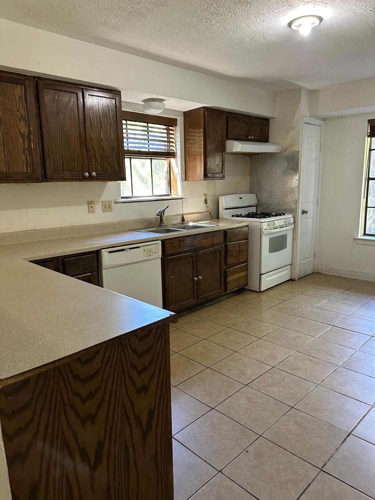 9114 1/2 N Green River Drive, Houston, TX 77078 Extra large kitcheb