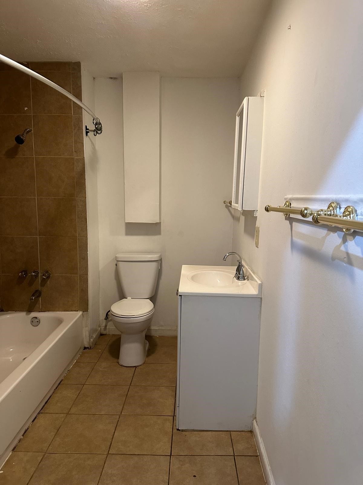 9114 1/2 N Green River Drive, Houston, TX 77078 Spacious bathroom