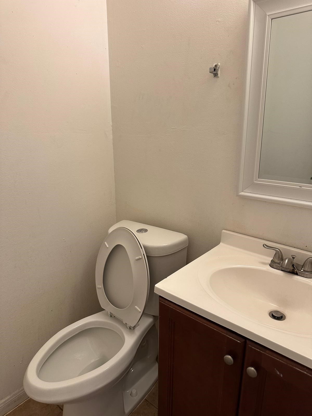 9114 1/2 N Green River Drive, Houston, TX 77078 Half bathroom
