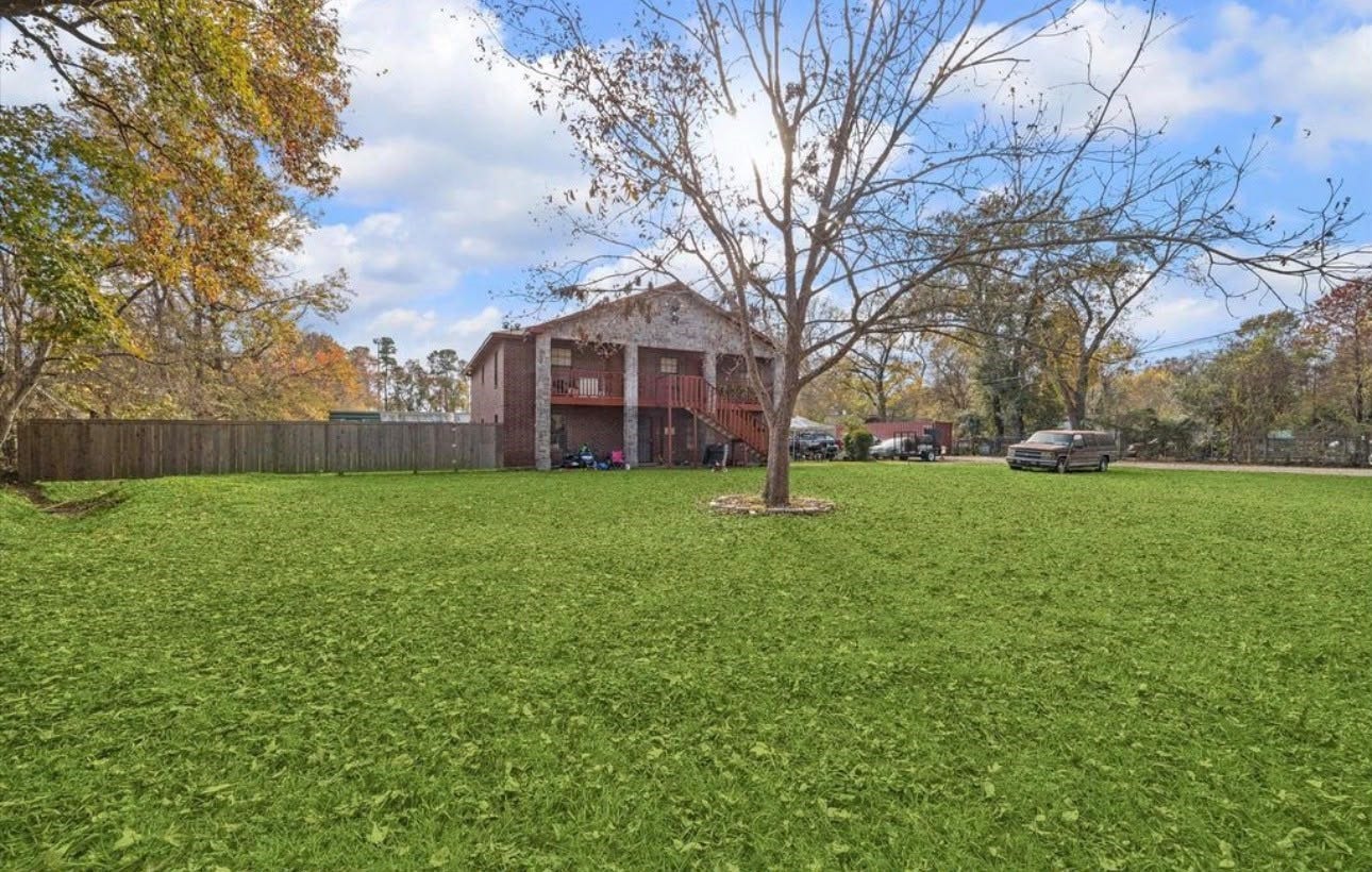 9114 1/2 N Green River Drive, Houston, TX 77078 Side view.