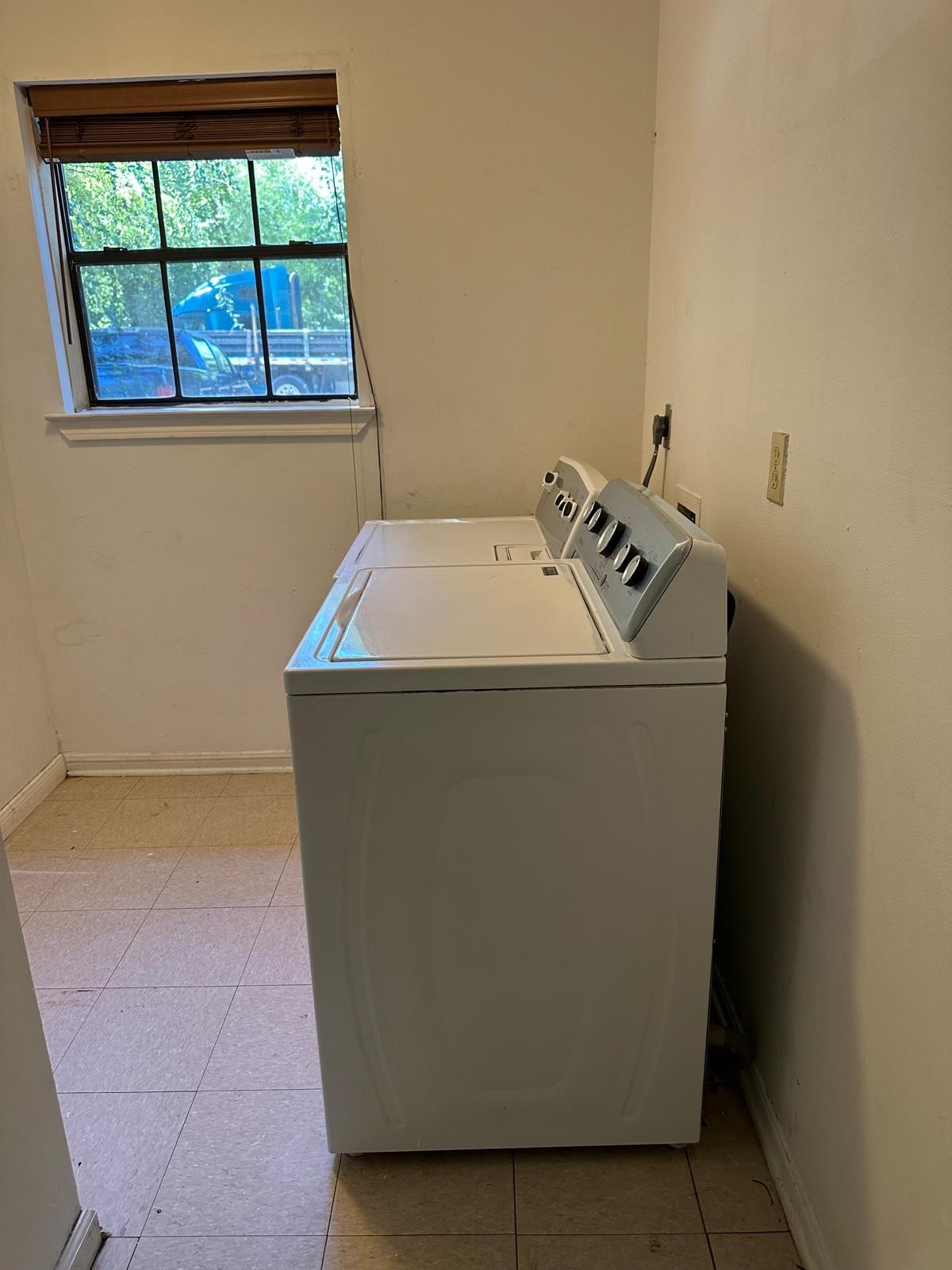 9114 1/2 N Green River Drive, Houston, TX 77078 Laundry room