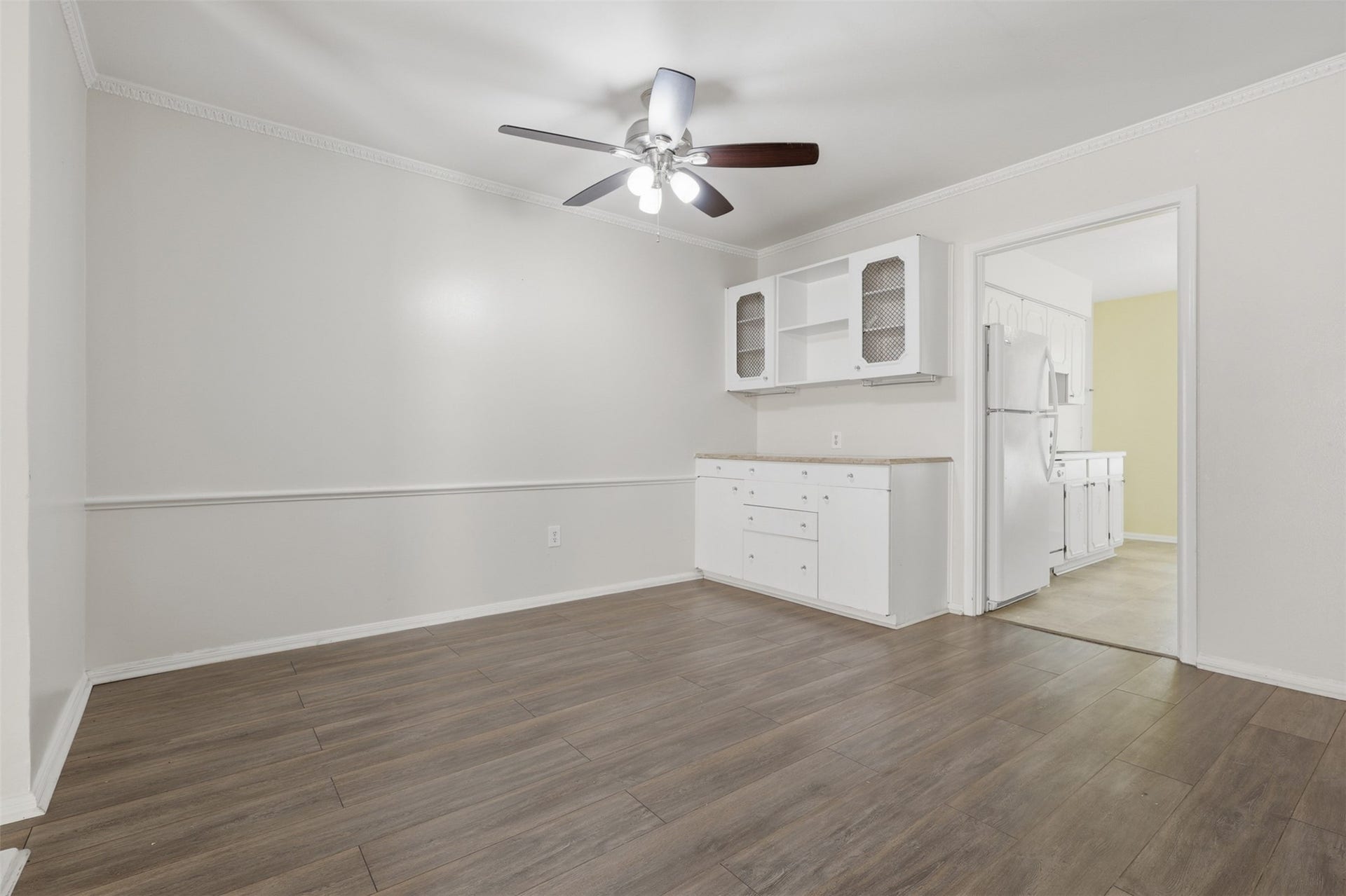 7600 Burgoyne Road, #250, Houston, TX 77063 Discover a charming dining area featuring elegant wood flooring, abundant natural light, and built-in cabinetry for stylish storage and display.