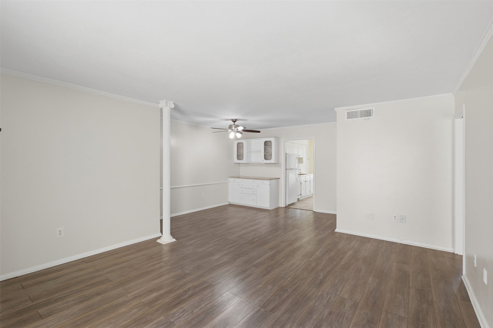 7600 Burgoyne Road, #250, Houston, TX 77063 Experience effortless entertaining in this open, airy dining area with elegant hardwood floors and seamless flow to the kitchen, perfect for gatherings.