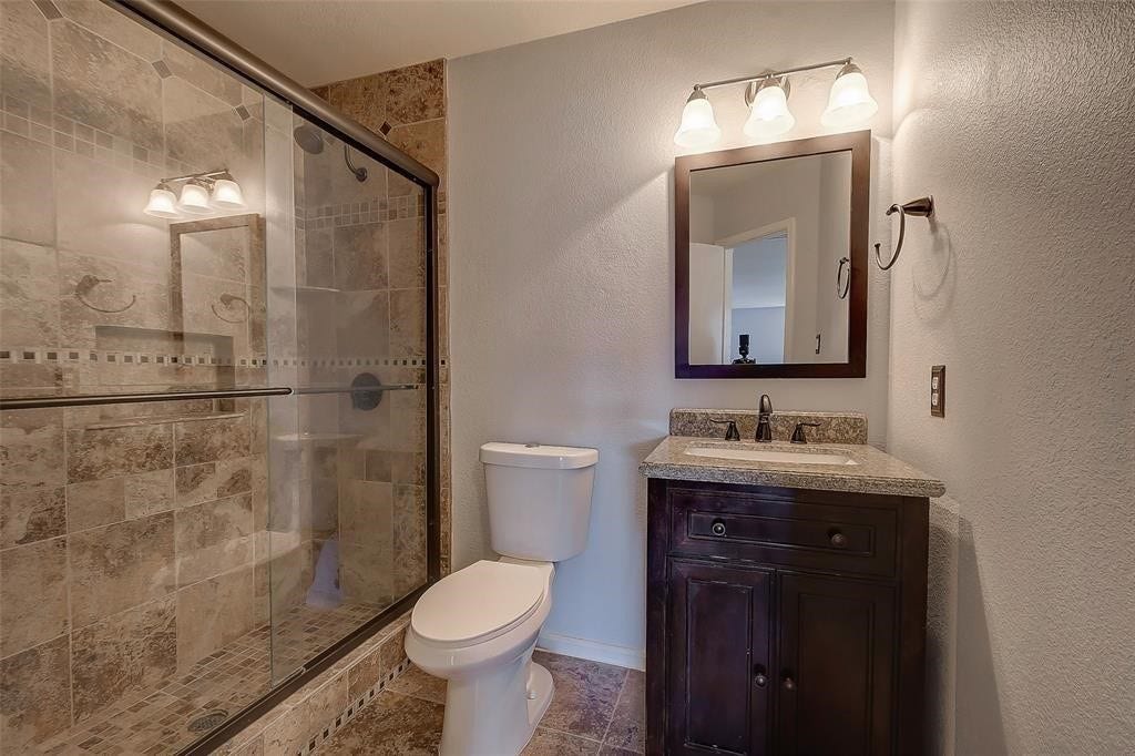 6707 Wild Pecan Trail, Houston, TX 77084 Hall bathroom