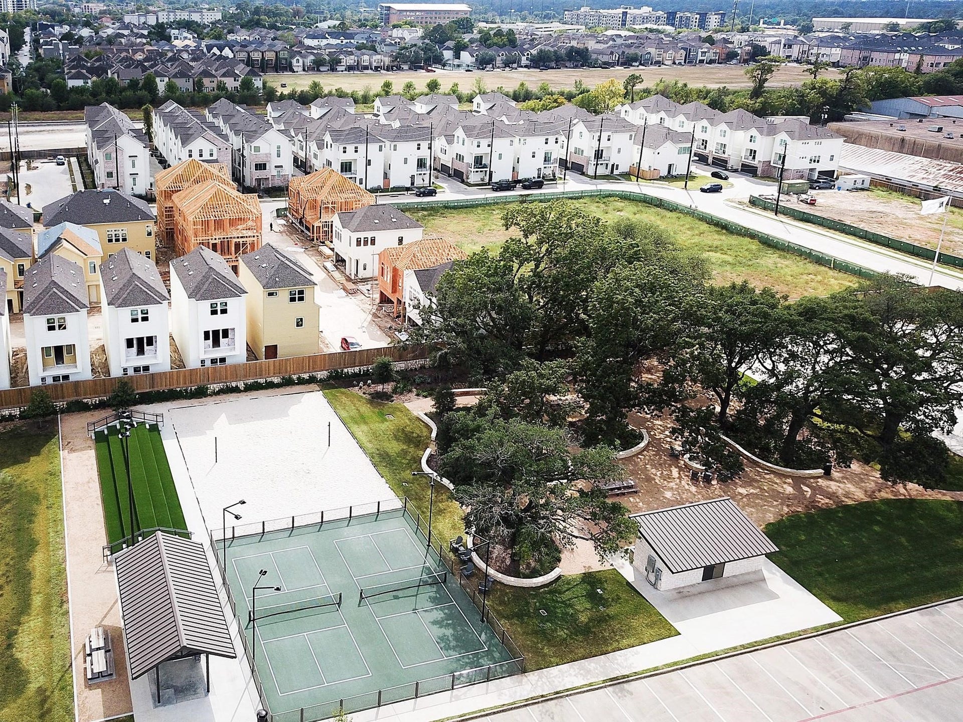 Palisades Park residents have access to nearby Grace Bible Church outdoor amenities like pickleball and volleyball!