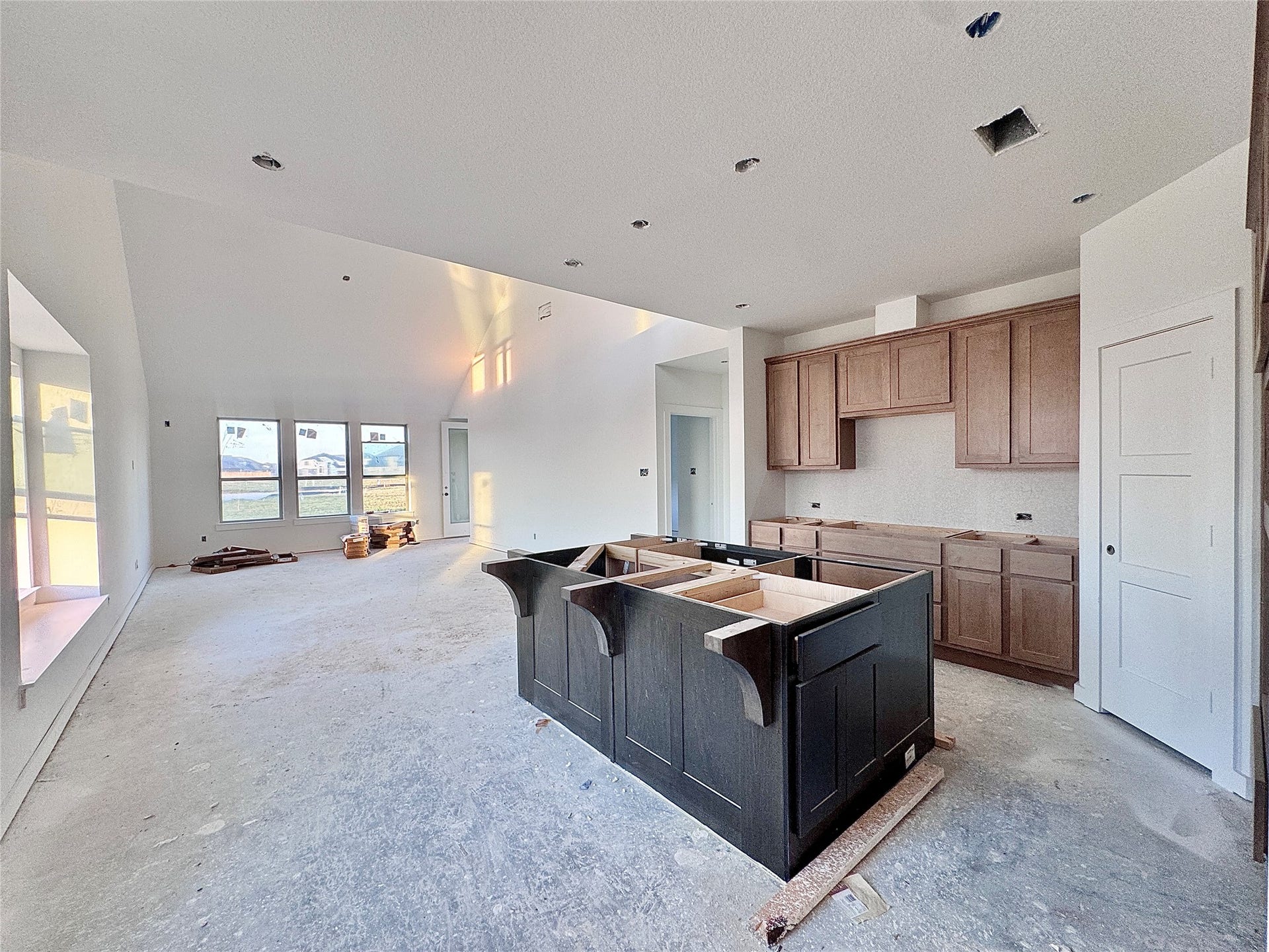 5215 Sistine Drive, Manvel, TX 77578 Once you make your way down the entry hall, through the arch, picture a massive island to your right! The kitchen opens up to the dining and family room.