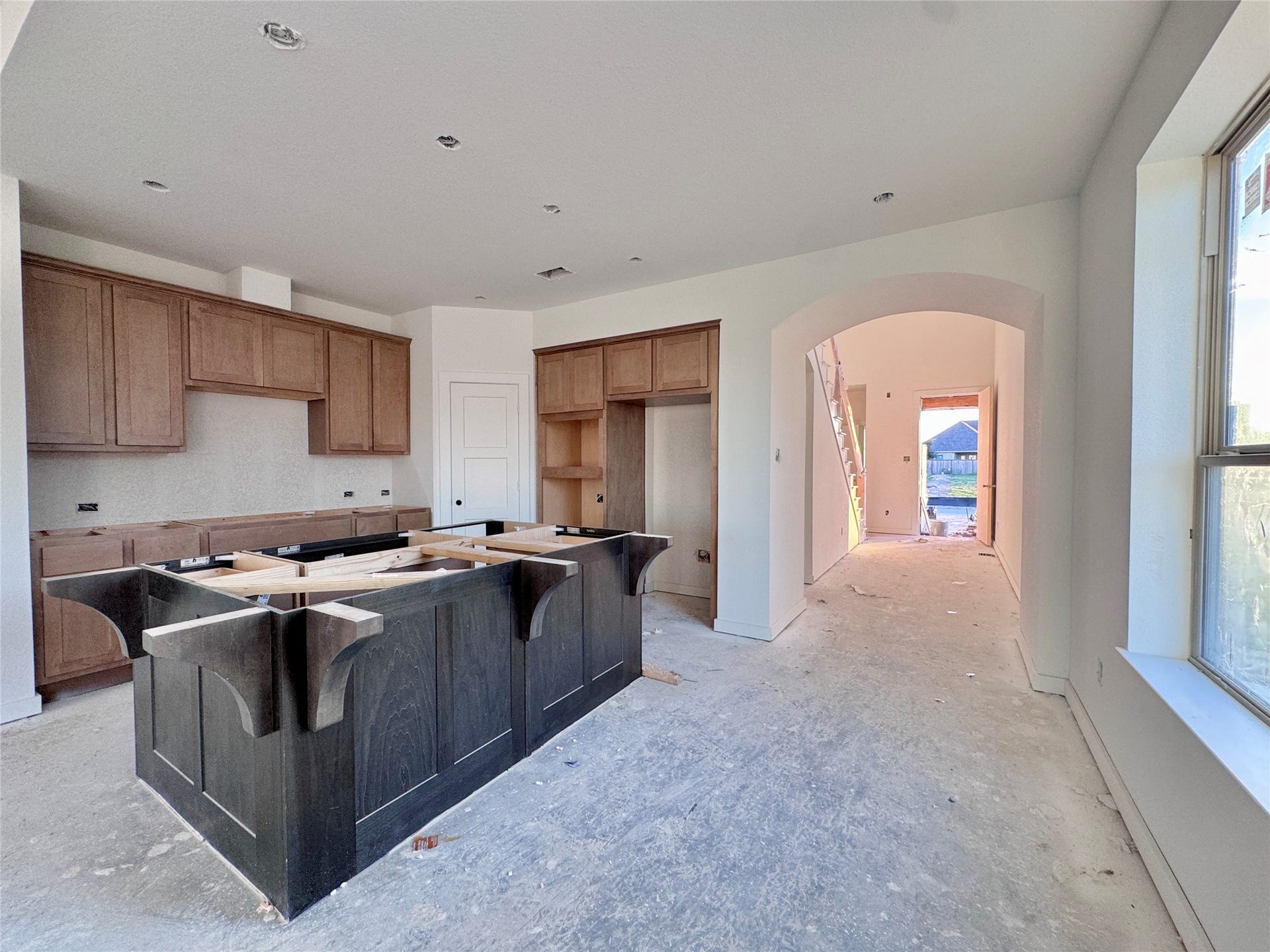 5215 Sistine Drive, Manvel, TX 77578 Once you make your way down the entry hall, through the arch, picture a massive island to your right! The kitchen opens up to the dining and family room.