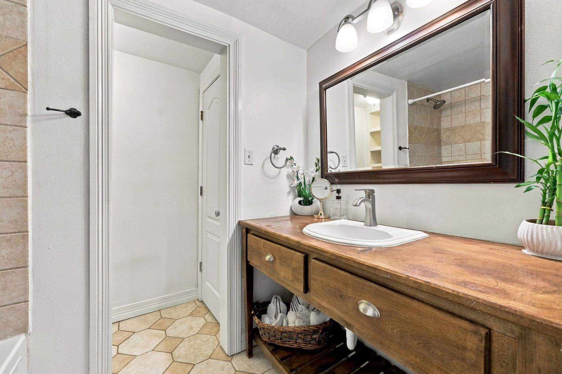 5711 Sugar Hill Drive, #117, Houston, TX 77057 5711 Sugar Hill Drive, #117, Houston, TX 77057