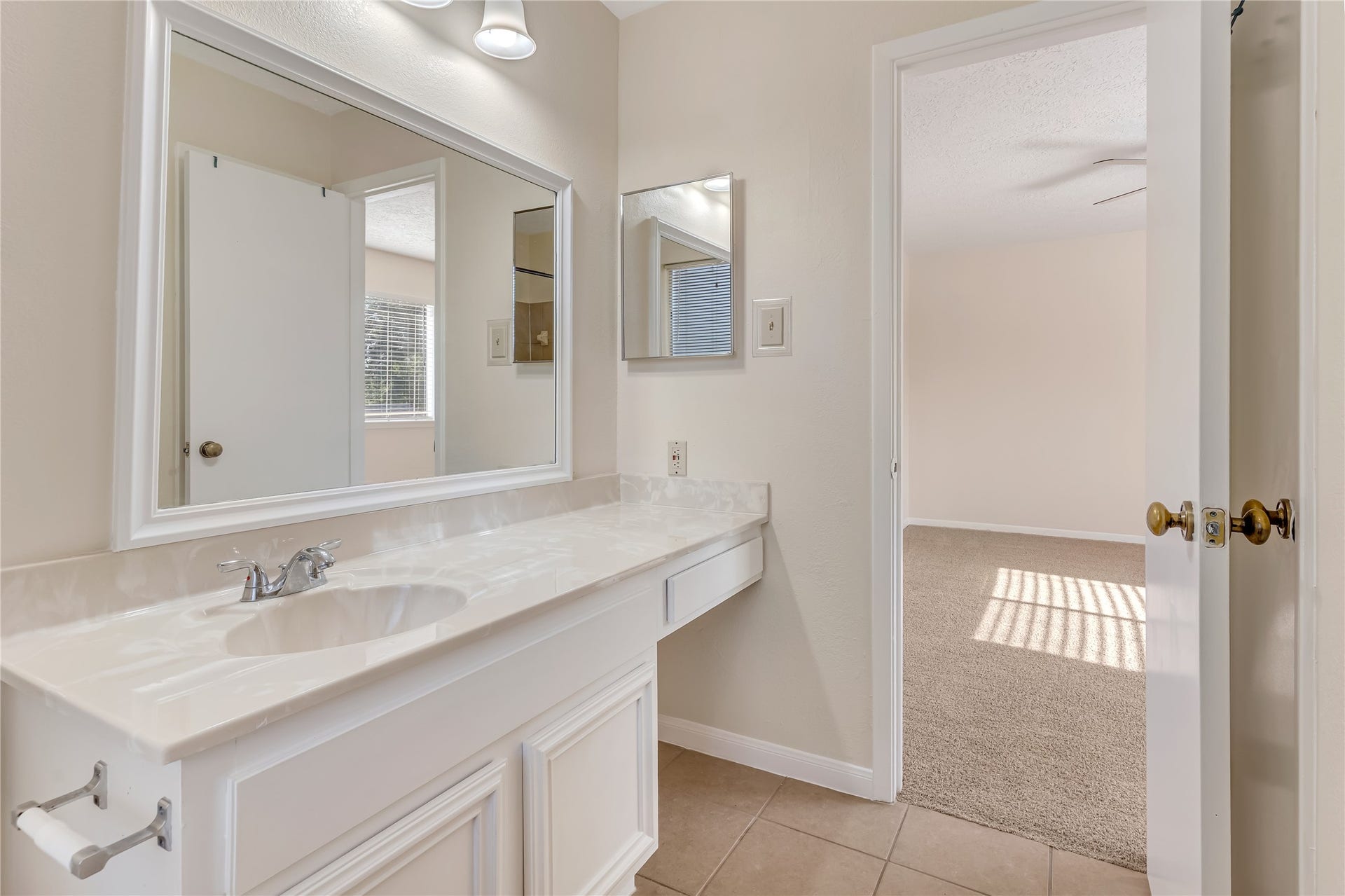 3727 Village Grove Drive, Humble, TX 77396 The bright and inviting primary bathroom offers a refreshing space to start your day and unwind in the evening. Its light-filled atmosphere creates a clean, airy feel, adding to the comfort and appeal of the primary suite.