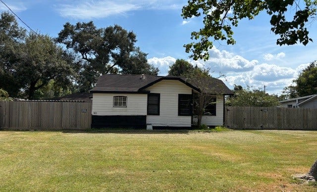 1011 West Phillips Street, Alvin, TX 77511
