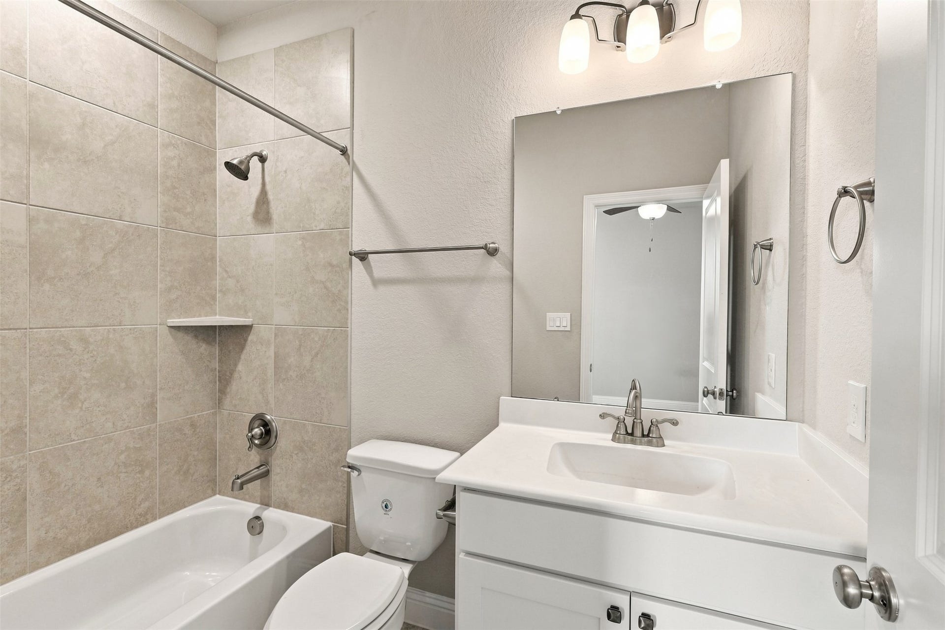 35 Gracenote Place, The Woodlands, TX 77375 The ensuite full abth.