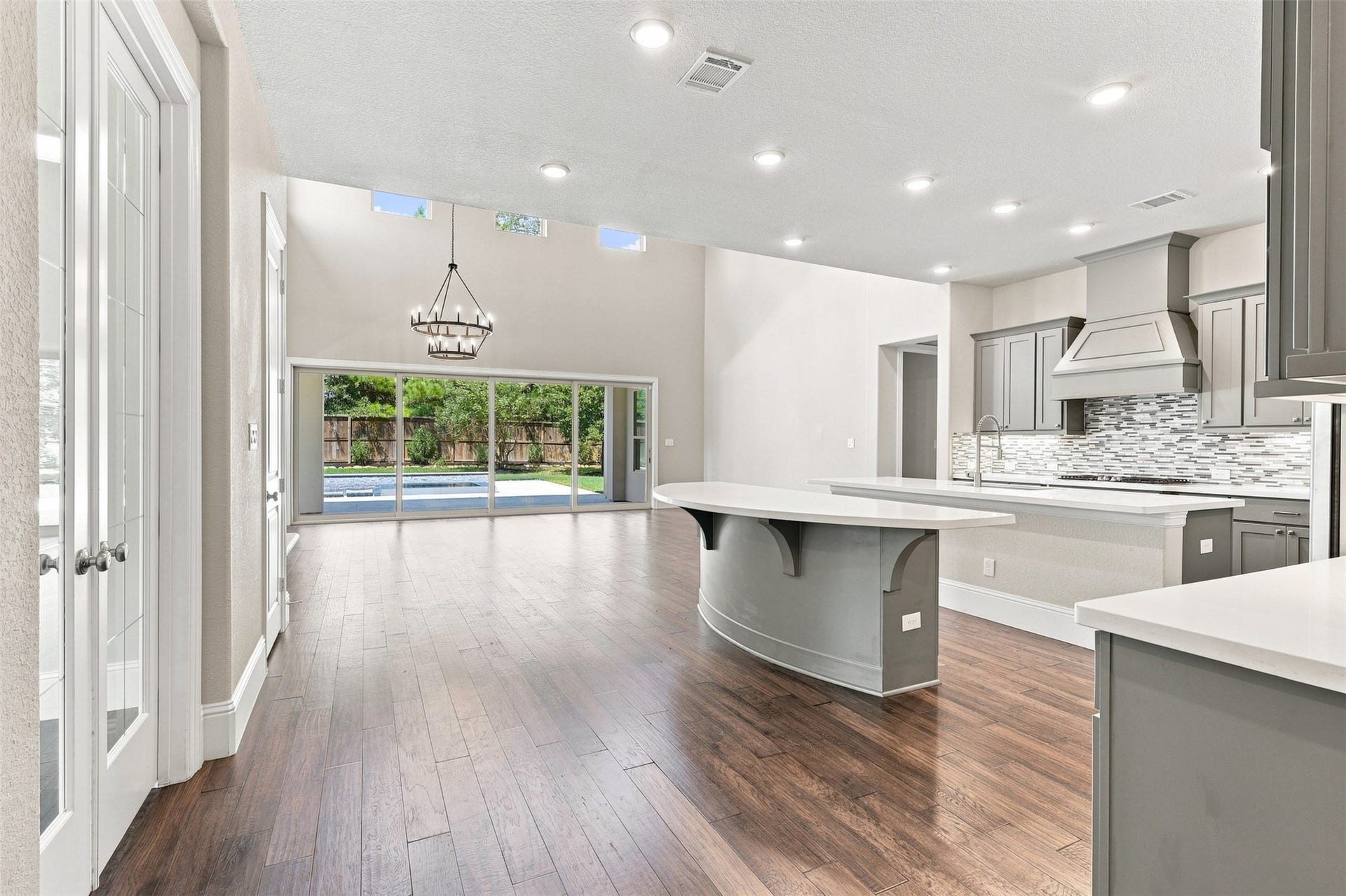 35 Gracenote Place, The Woodlands, TX 77375 Welcoming entry with an open, spacious feel and beautiful views into the home's main living areas.