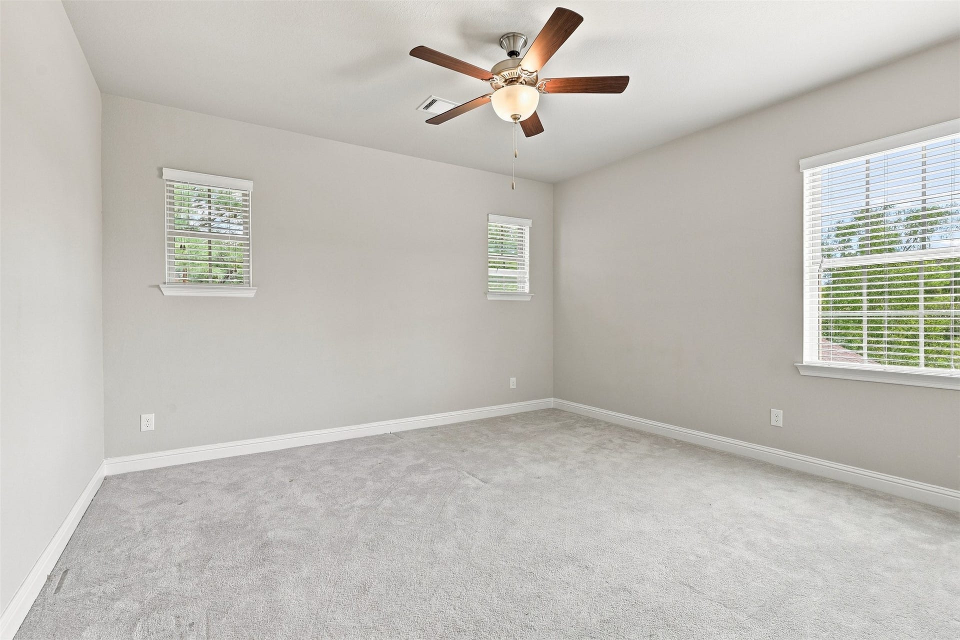 35 Gracenote Place, The Woodlands, TX 77375 One of the large secondary bedrooms.