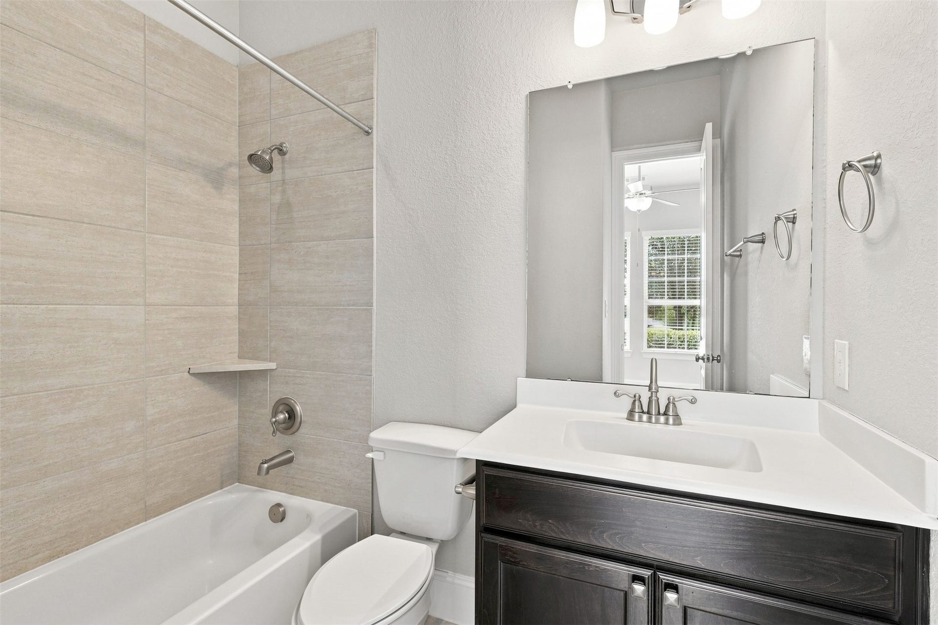 35 Gracenote Place, The Woodlands, TX 77375 The full secondary ensuite bath.