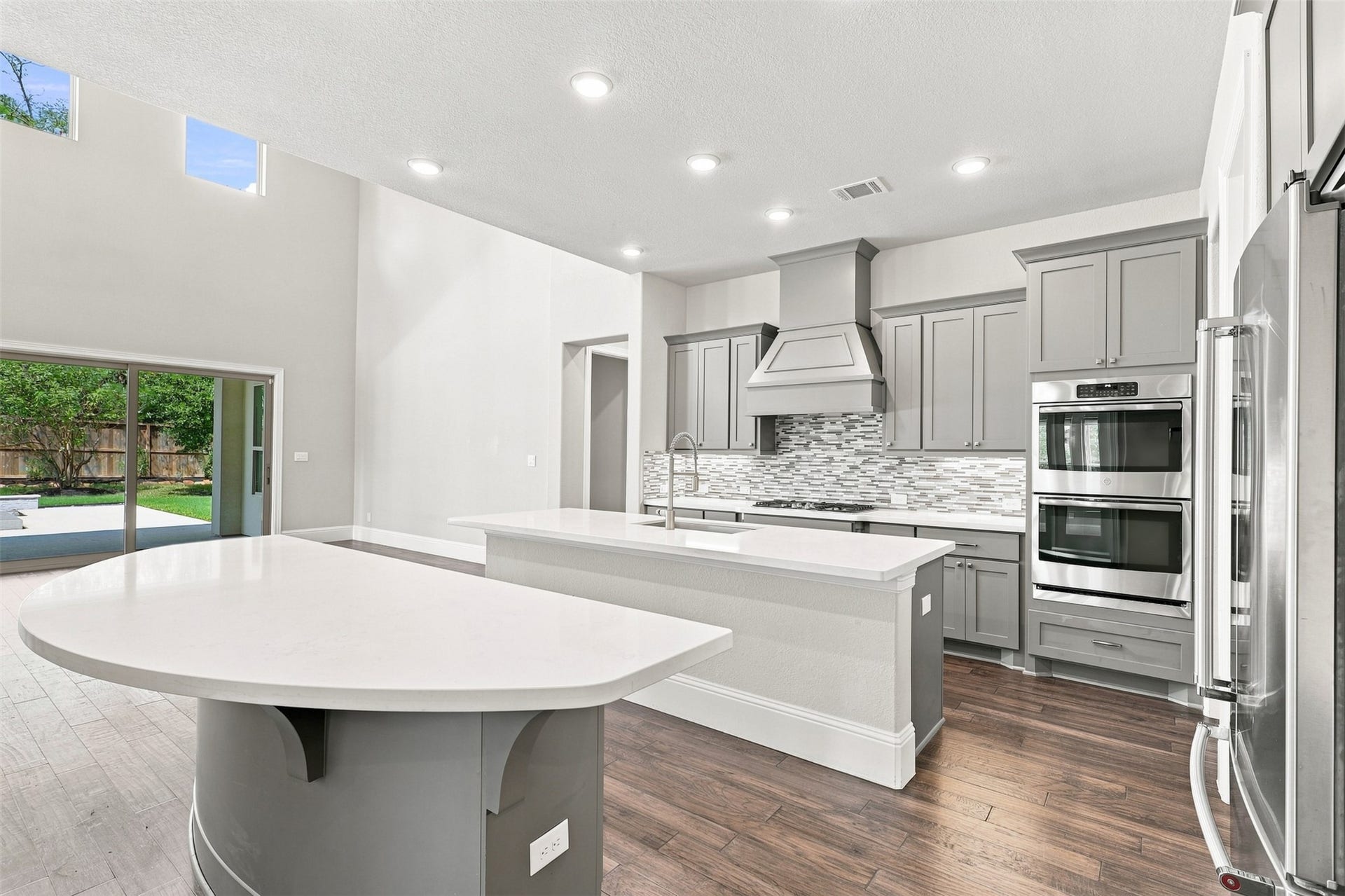 35 Gracenote Place, The Woodlands, TX 77375 The well-appointed kitchen serves as the heart of the home, opening to the main living and entertaining spaces.