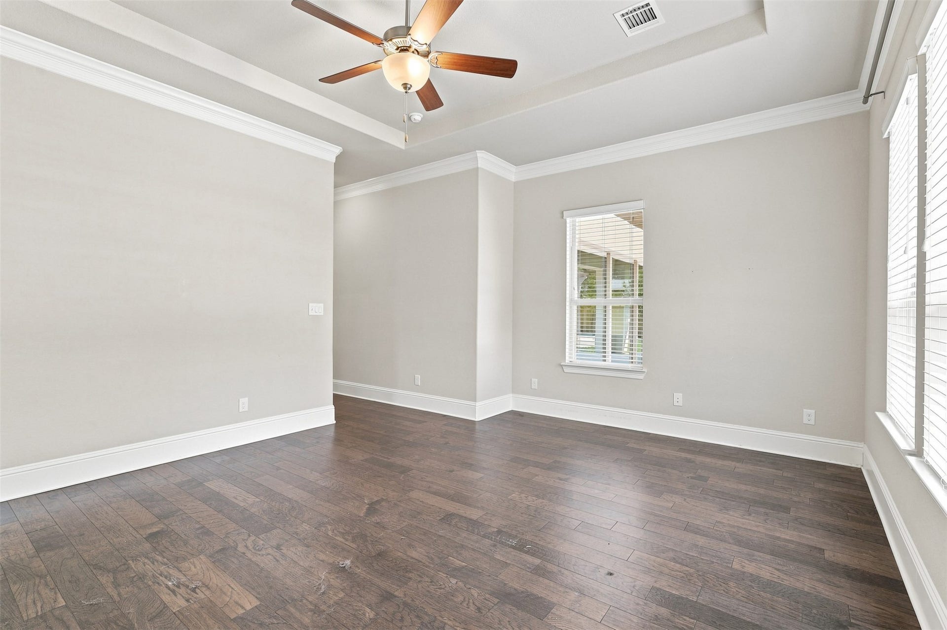 35 Gracenote Place, The Woodlands, TX 77375 The spacious primary retreat offers a peaceful escape with plenty of room to relax and unwind.