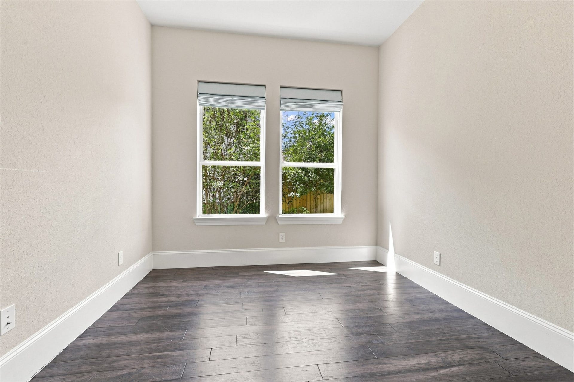 35 Gracenote Place, The Woodlands, TX 77375 The private study provides a comfortable and a functional home office, library, or flex space with plenty of natural light.