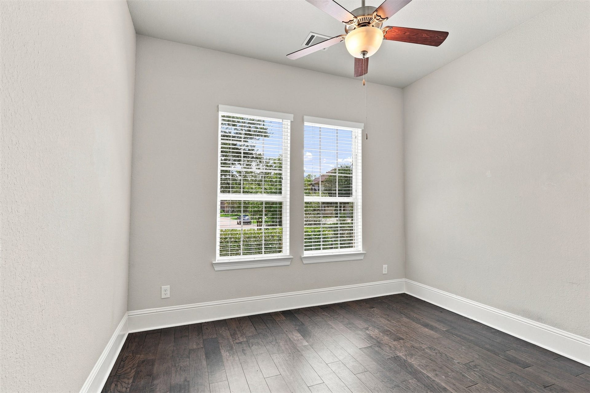 35 Gracenote Place, The Woodlands, TX 77375 The spacious secondary bedroom featuring a private en-suite bath, creating a comfortable and private retreat for family or guests.