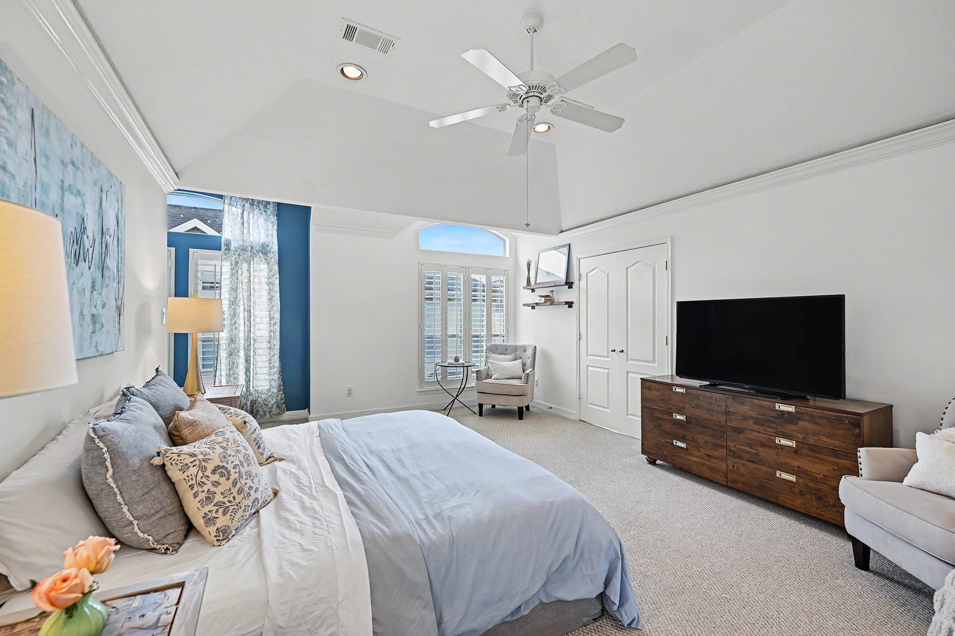 Vaulted ceilings and great light with an office nook back in the blue corner just out of the frame on the left