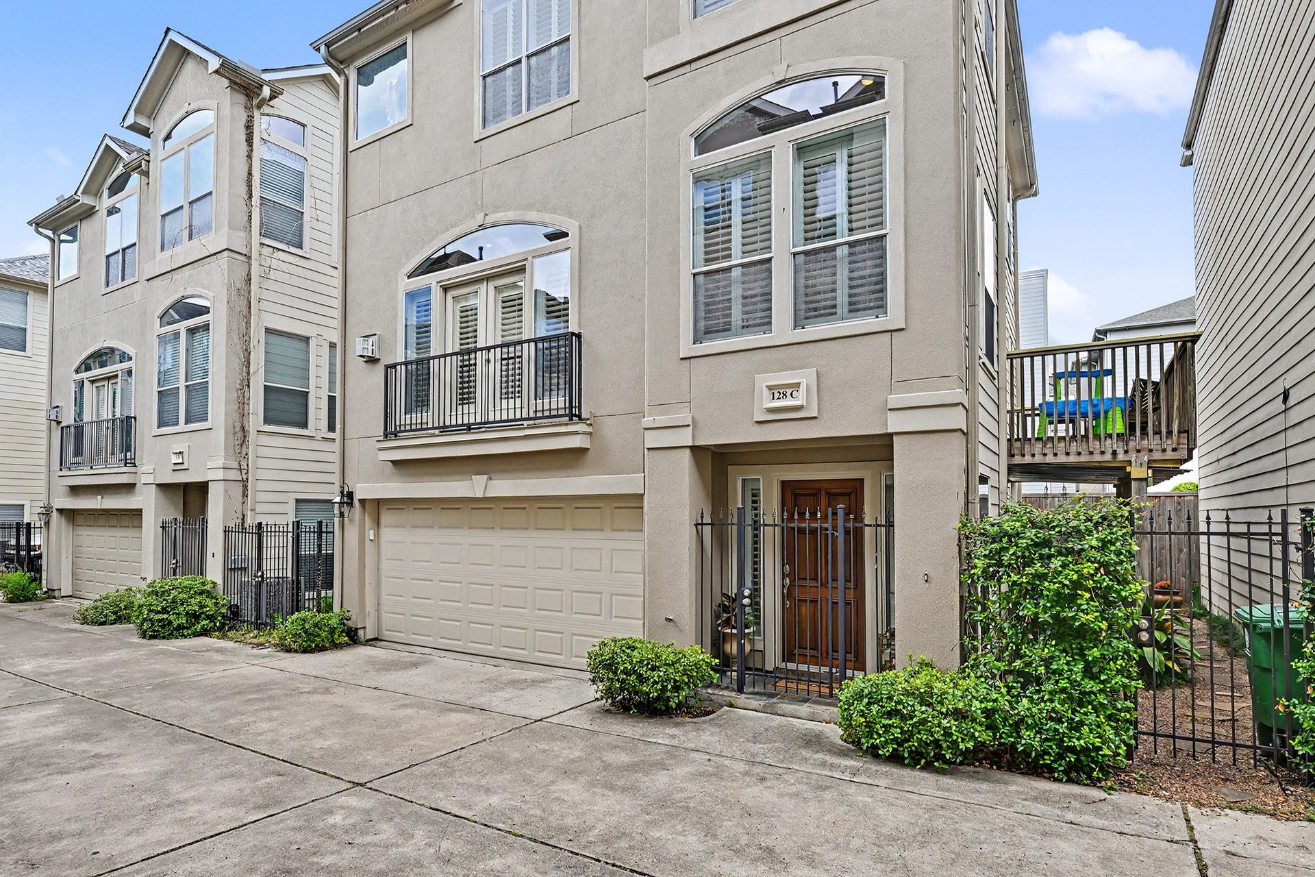 Free-standing home in Rice Military has great proximity to Memorial Park. Stucco work recently completed for your peace of mind.