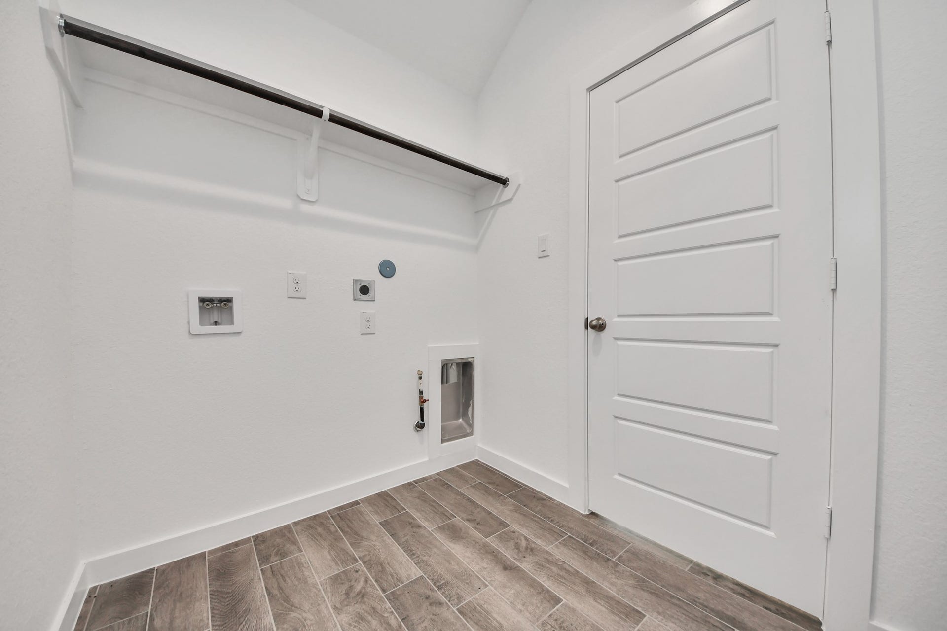 1017 Golden Glow Path, Magnolia, TX 77355 A perfect blend of functionality and comfort. Capture the essence of easy living with a first-floor laundry room, thoughtfully equipped with shelving for effortless organization. Both electric and gas connections available.