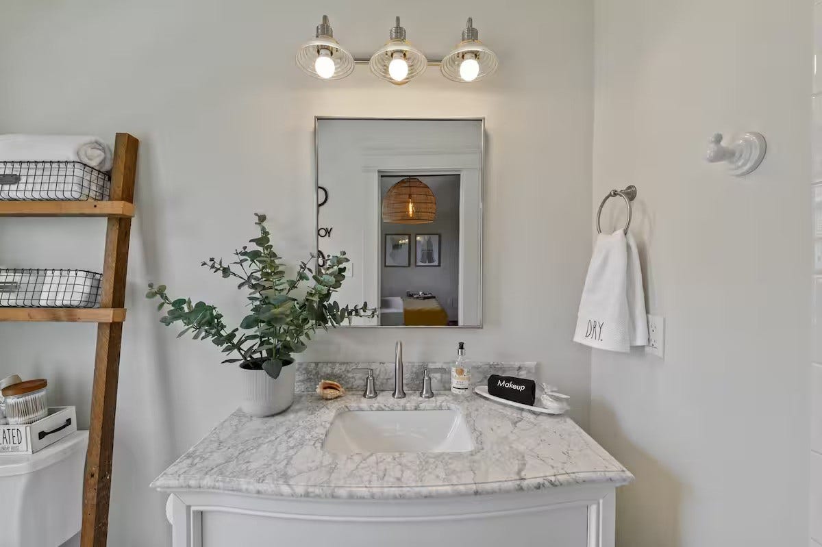 2601 37th Street, Galveston, TX 77550 Private en-suite bath